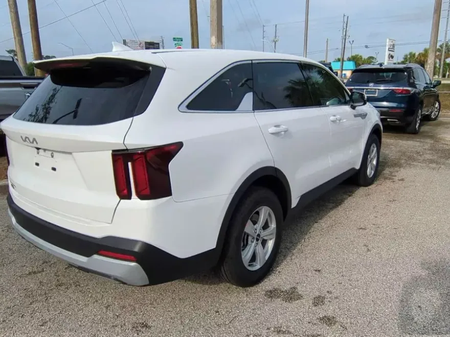 2025 Kia Sorento LX photo 1