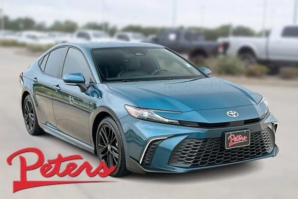 2025 Toyota Camry SE photo 1