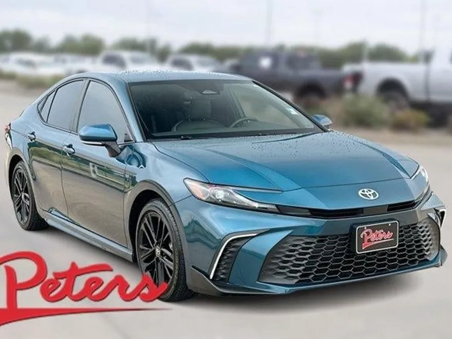 2025 Toyota Camry SE photo 1