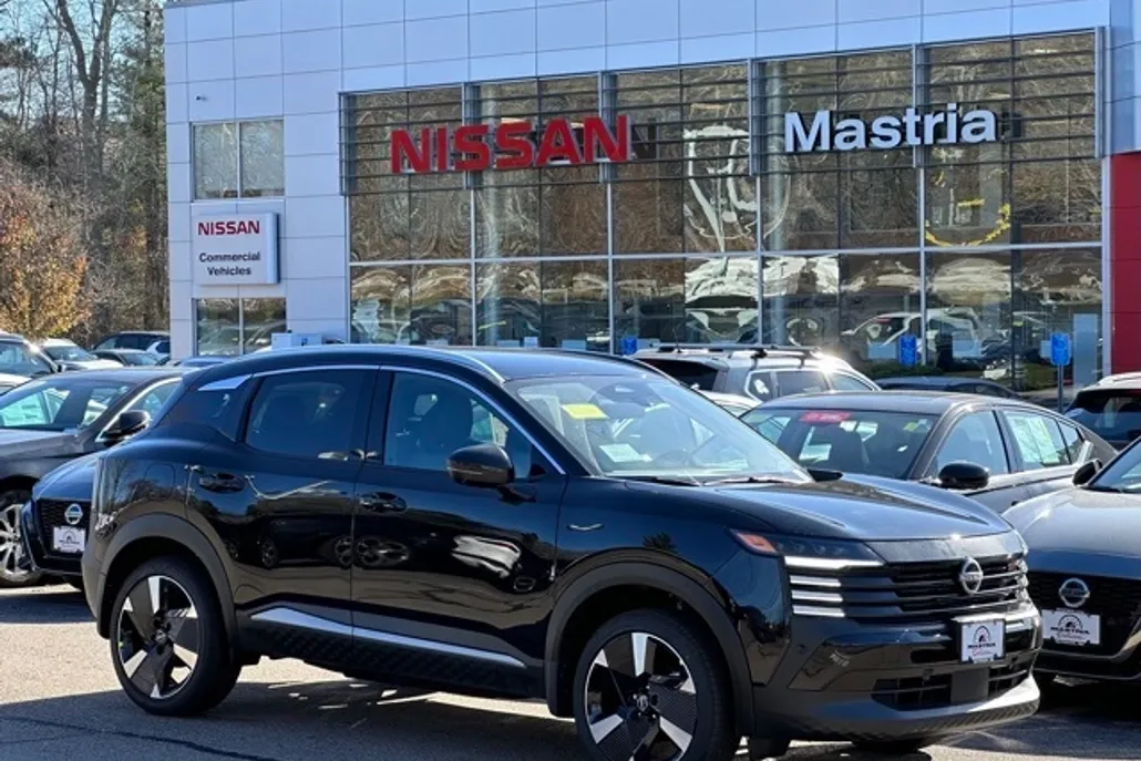 2025 Nissan Kicks SR photo 1