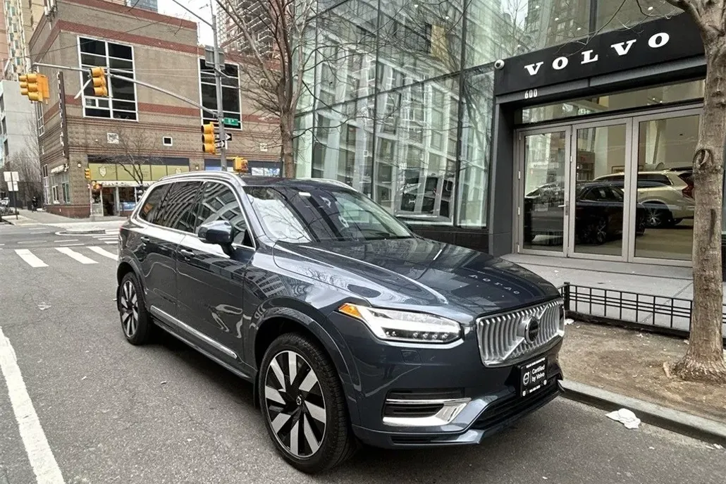 2025 Volvo XC90 T8 photo 1