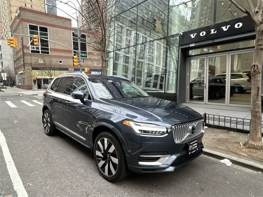 2025 Volvo XC90 T8 photo 1