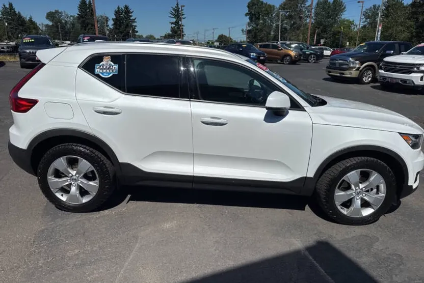 2022 Volvo XC40 T5 Momentum photo 1