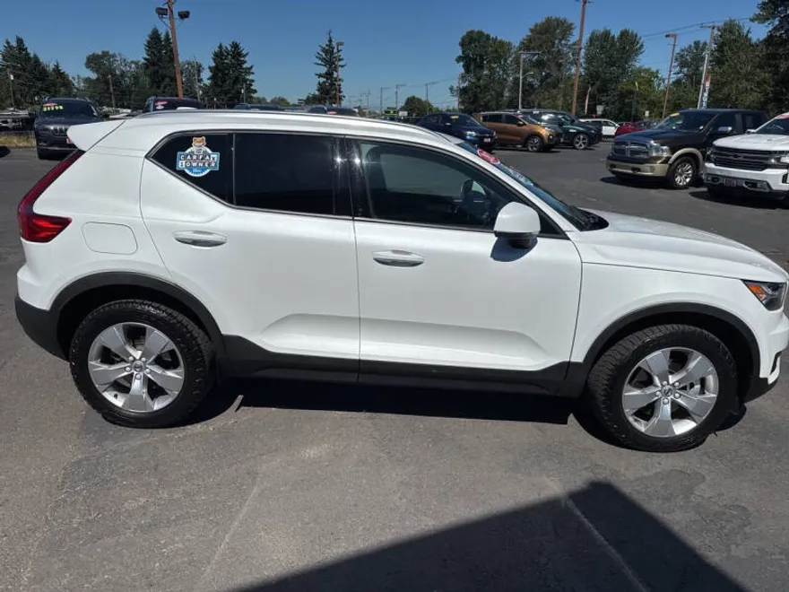2022 Volvo XC40 T5 Momentum photo 1