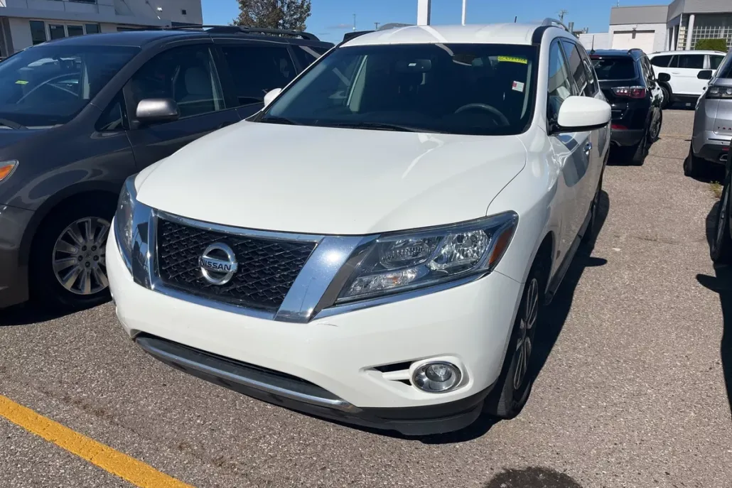 2016 Nissan Pathfinder SV photo 1