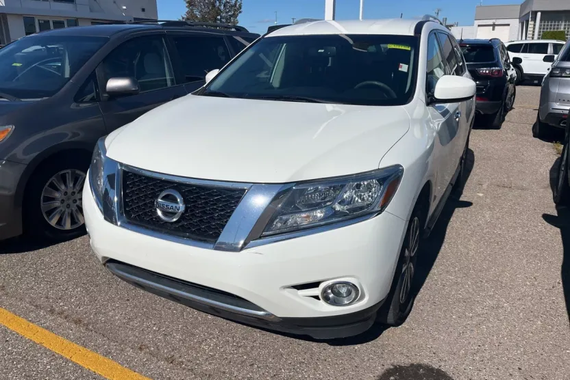 2016 Nissan Pathfinder SV photo 1