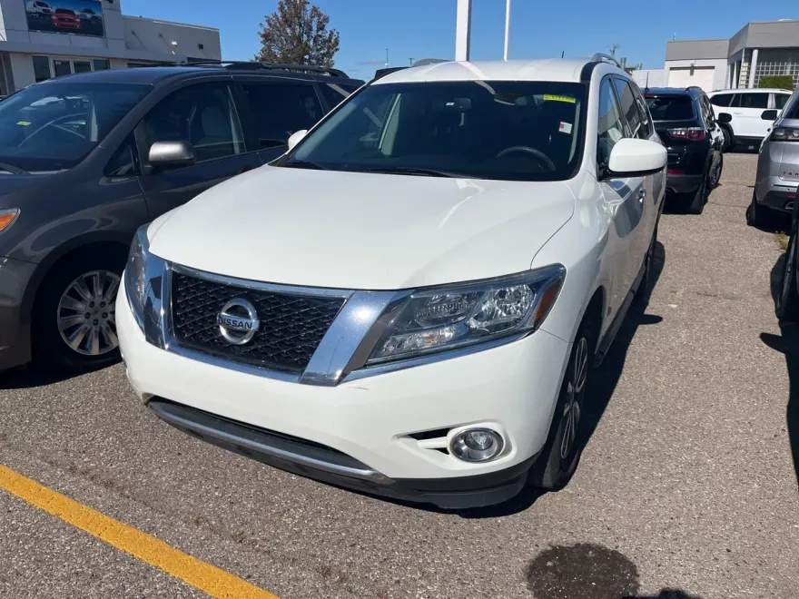 2016 Nissan Pathfinder SV photo 1