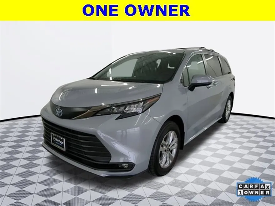 2022 Toyota Sienna XLE Woodland Edition photo 1