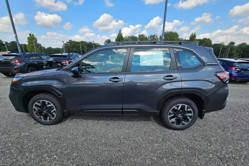 2025 Subaru Forester Base photo 1
