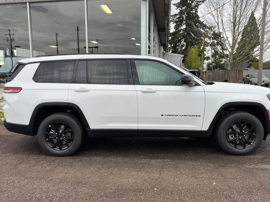 2025 Jeep Grand Cherokee Altitude photo 1