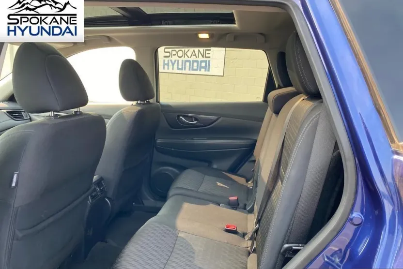 2018 Nissan Rogue SV photo 1