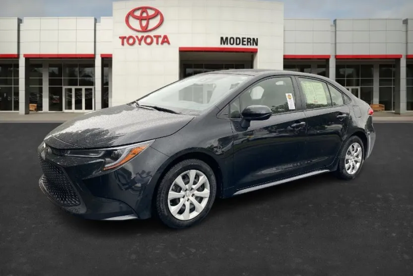 2021 Toyota Corolla LE photo 1