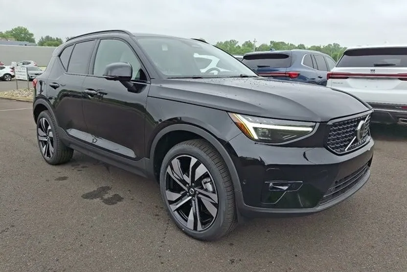 2025 Volvo XC40 photo 1