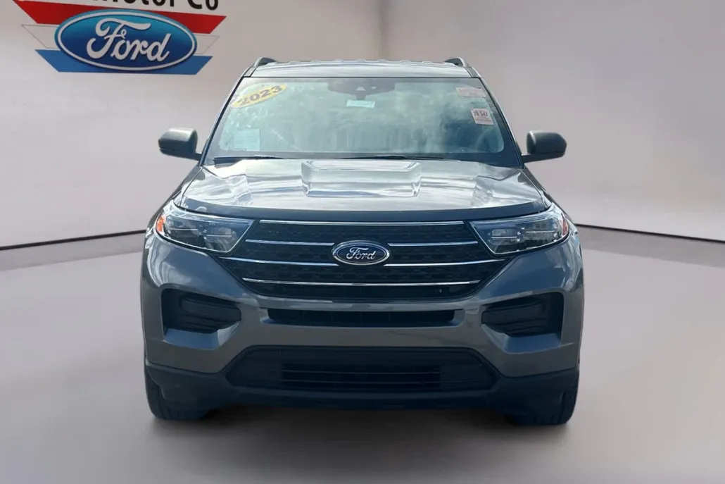 2023 Ford Explorer XLT photo 1