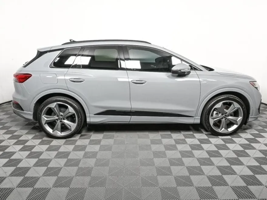 2024 Audi Q4 E-tron Prestige photo 1