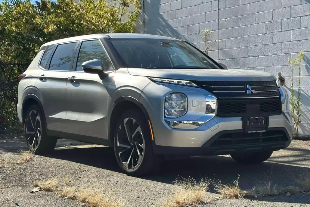 2022 Mitsubishi Outlander ES photo 1