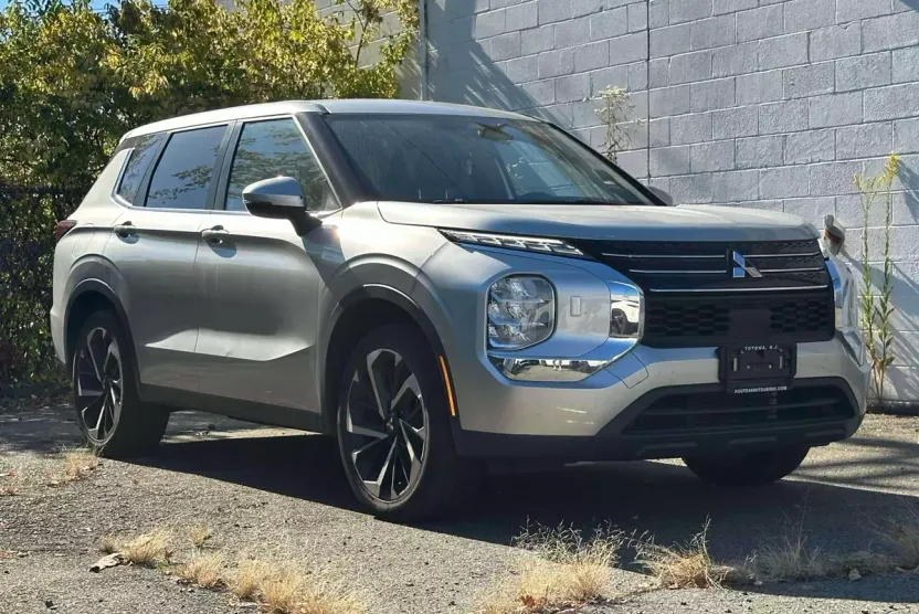 2022 Mitsubishi Outlander ES photo 1