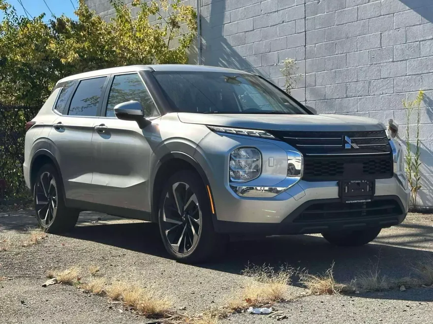 2022 Mitsubishi Outlander ES photo 1