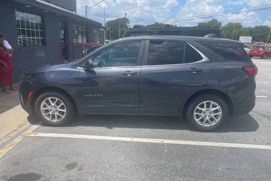 2022 Chevrolet Equinox LT photo 1