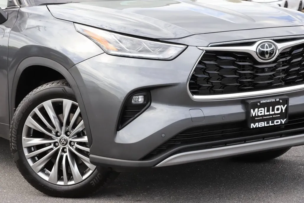 2024 Toyota Highlander Platinum photo 1