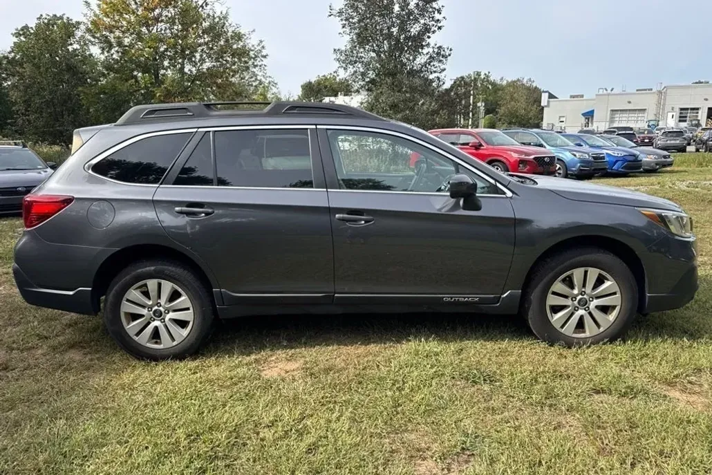 2019 Subaru Outback 2.5i Premium photo 1