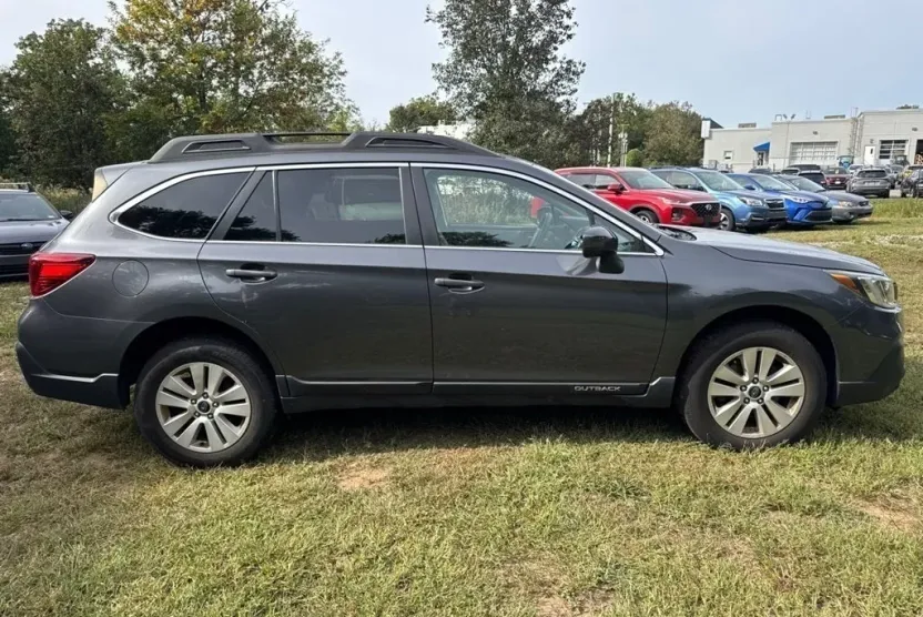 2019 Subaru Outback 2.5i Premium photo 1