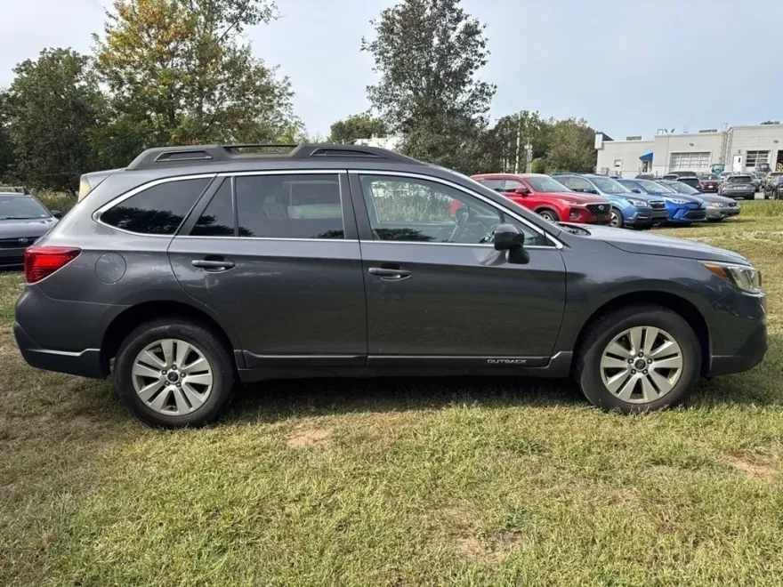 2019 Subaru Outback 2.5i Premium photo 1