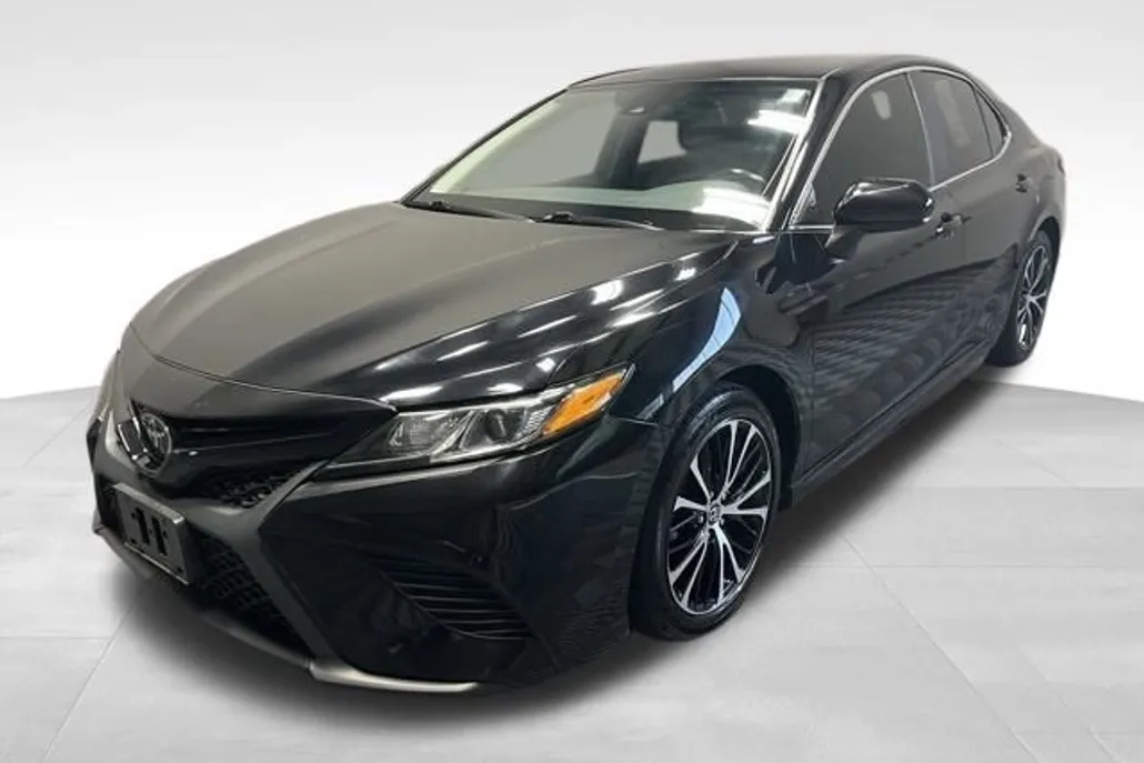 2019 Toyota Camry SE photo 1