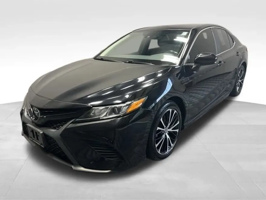 2019 Toyota Camry SE photo 1
