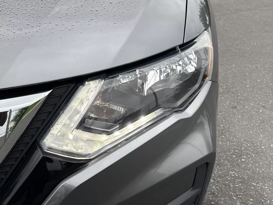 2020 Nissan Rogue SV photo 1