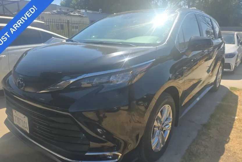 2024 Toyota Sienna XLE photo 1