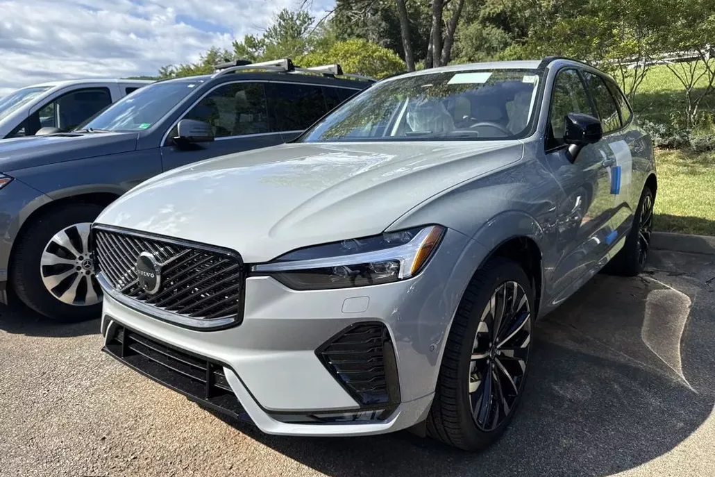 2026 Volvo XC60 B5 photo 1