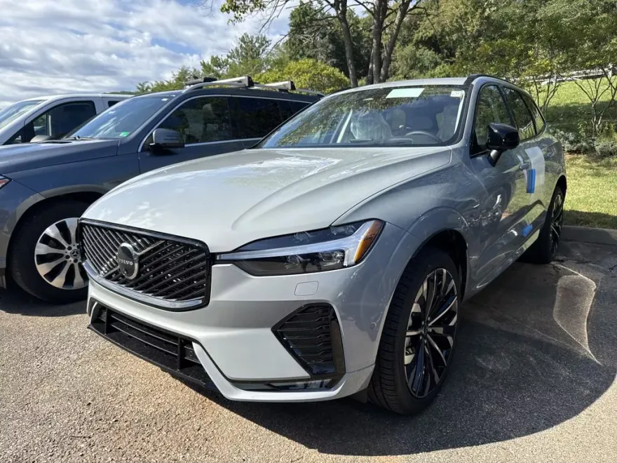 2026 Volvo XC60 B5 photo 1