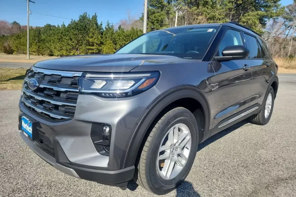 2025 Ford Explorer photo 1