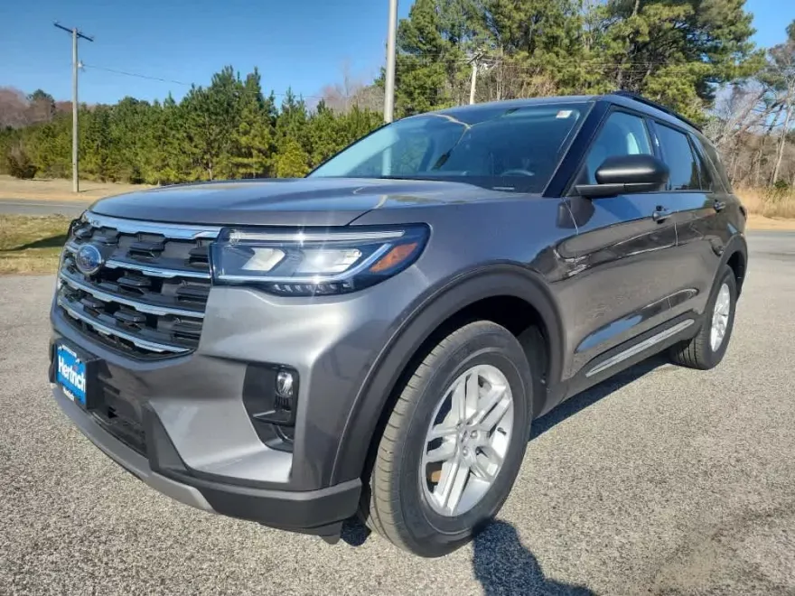 2025 Ford Explorer photo 1
