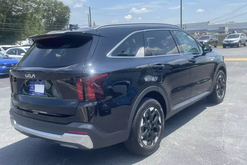 2024 Kia Sorento S photo 1