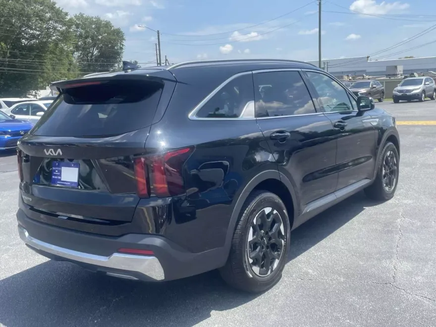 2024 Kia Sorento S photo 1