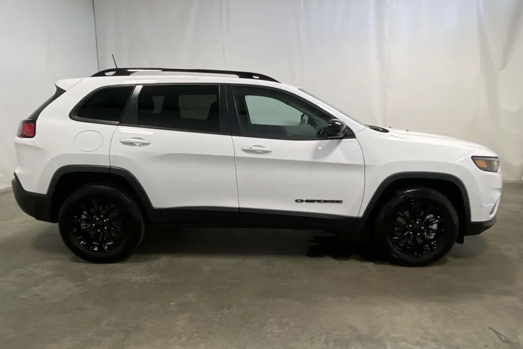 2023 Jeep Cherokee Altitude photo 1