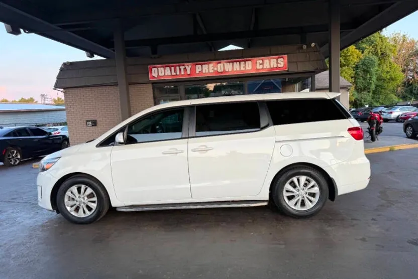 2017 Kia Sedona LX photo 1