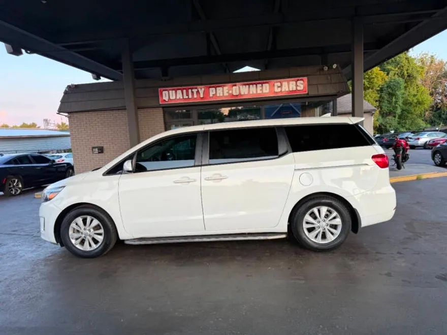 2017 Kia Sedona LX photo 1