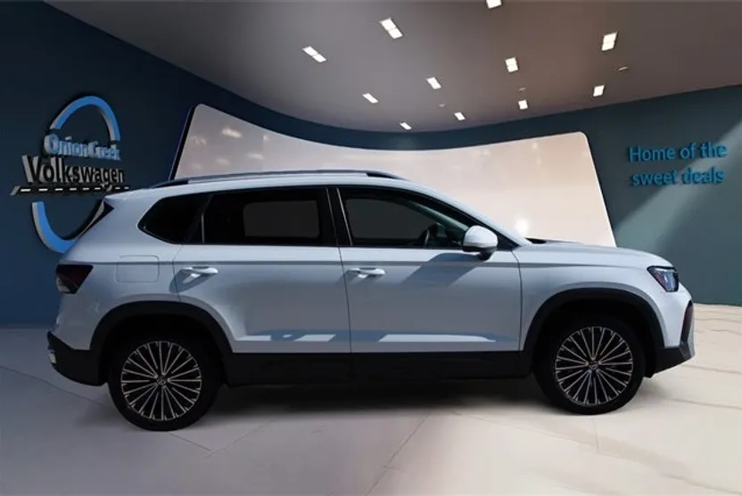 2025 Volkswagen Taos SE photo 1