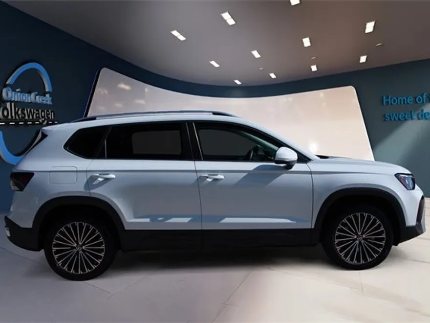 2025 Volkswagen Taos SE photo 1