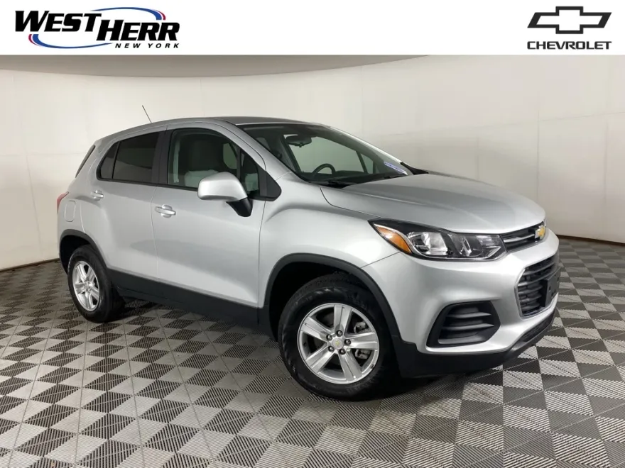 2022 Chevrolet Trax LS photo 1