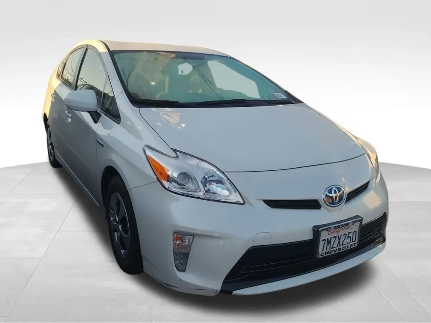 2015 Toyota Prius Four photo 1