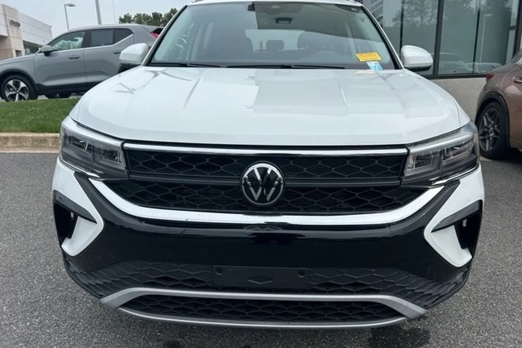 2023 Volkswagen Taos SE photo 1