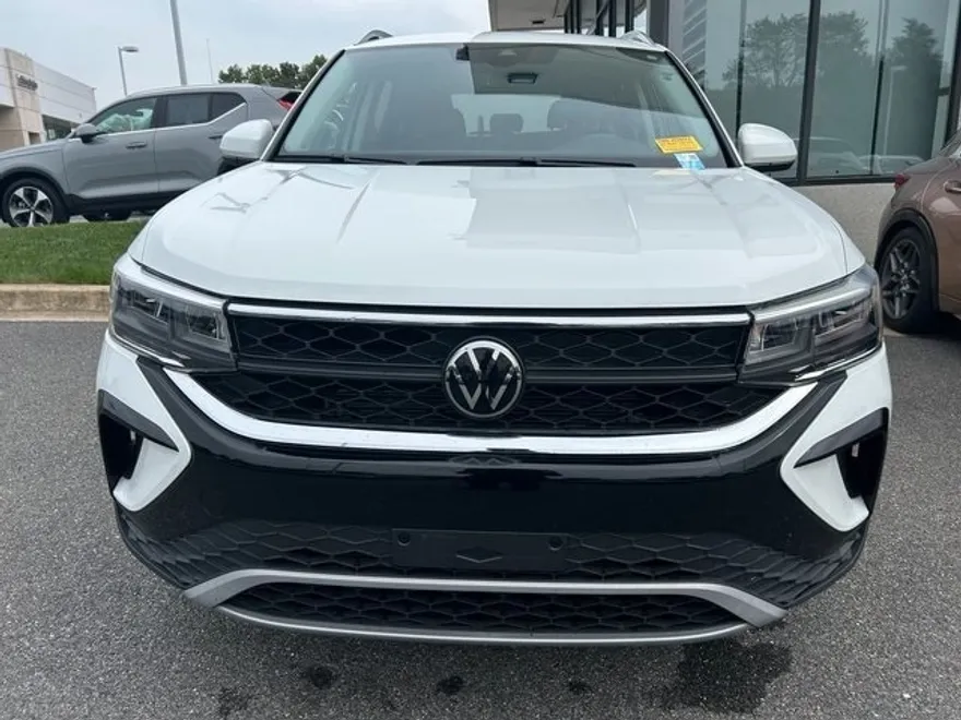 2023 Volkswagen Taos SE photo 1