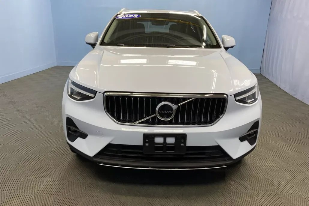 2025 Volvo XC40 Plus photo 1