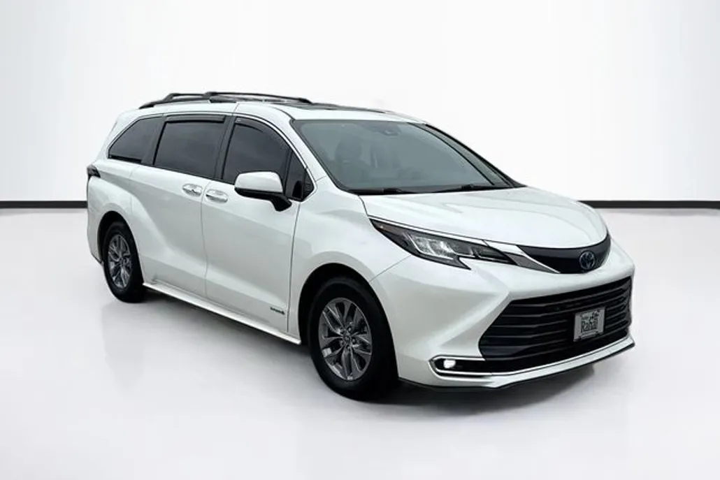 2021 Toyota Sienna XLE photo 1
