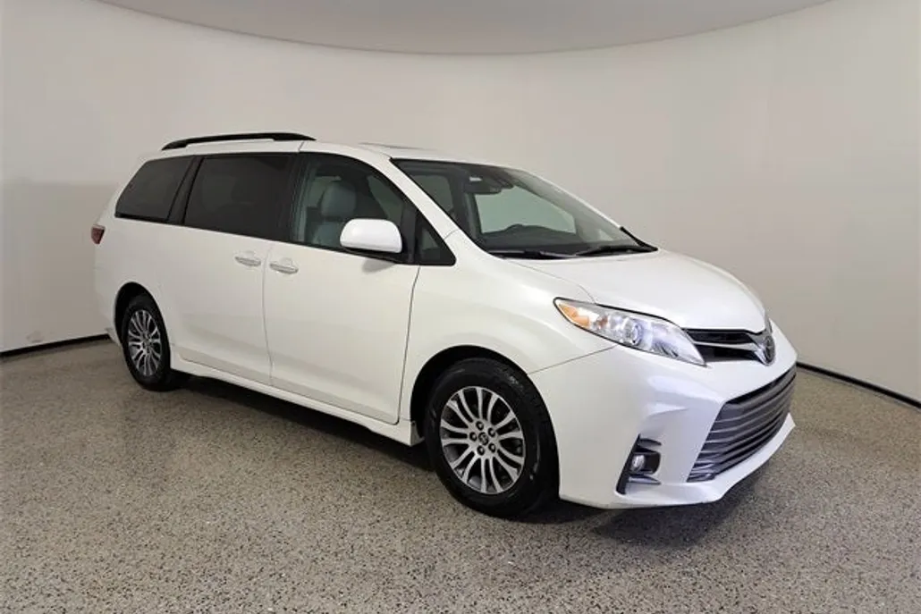 2018 Toyota Sienna XLE photo 1