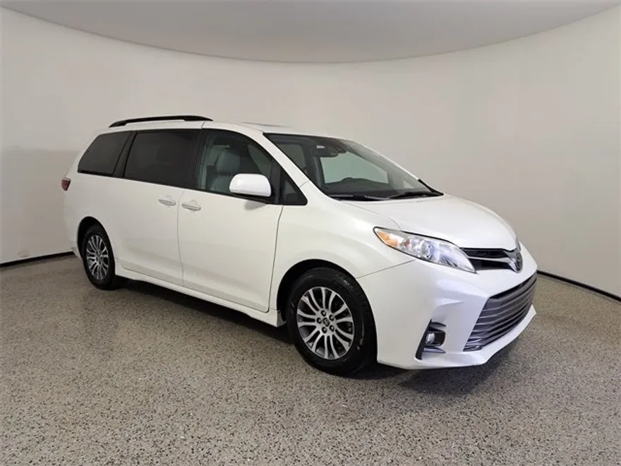 2018 Toyota Sienna XLE photo 1